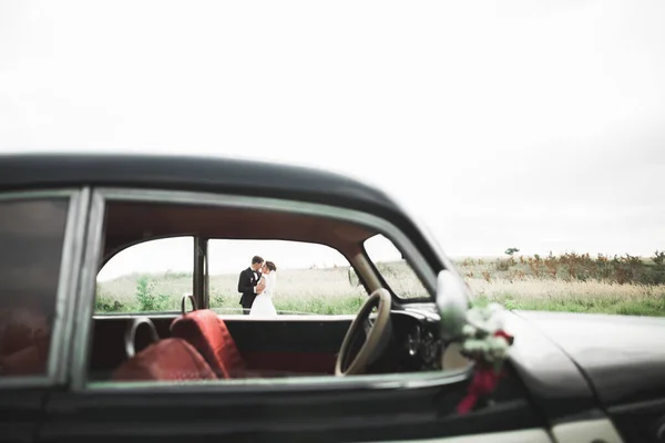 Appena sposati nella lussuosa auto retrò il giorno del loro matrimonio — Foto Stock