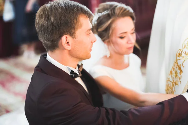 Casamento casal bide e noivo se casar em uma igreja — Fotografia de Stock