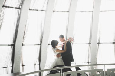 Lüks evli çift, gelin ve damat eski şehirde poz veriyor.