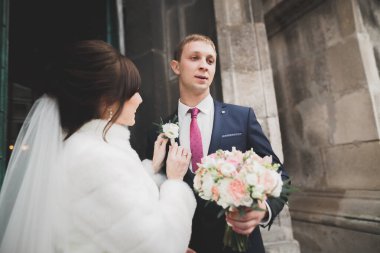 Lüks evli çift, gelin ve damat eski şehirde poz veriyor.