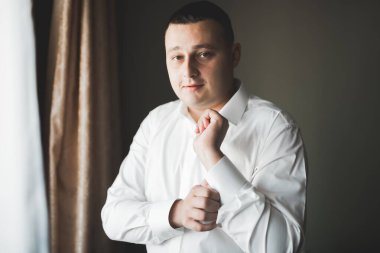 Damat sabah hazırlığı. Yakışıklı adam giyiniyor ve düğüne hazırlanıyor.