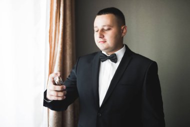 Damat sabah hazırlığı. Yakışıklı adam giyiniyor ve düğüne hazırlanıyor.