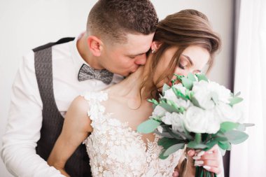 Romantik düğün anı, yeni evli çiftin gülümseyen portresi, gelin ve damadın kucaklaşması