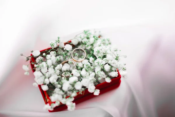 Wedding rings on a beautiful white flowers — Stock Photo, Image