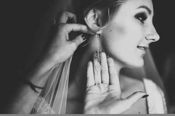 Hermosa novia con vestido de novia de moda con plumas con maquillaje de lujo deleite y peinado, estudio sesión de fotos interior — Foto de Stock