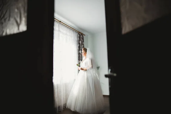 Noiva segurando grande e bonito buquê de casamento com flores — Fotografia de Stock