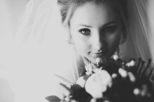 Retrato de novia hermosa con velo de moda en la mañana de la boda — Foto de Stock