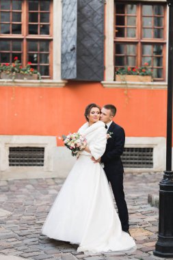 Romantik düğün anı, yeni evli çiftin gülümseyen portresi, gelin ve damadın kucaklaşması