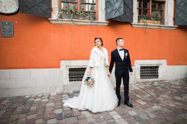 Düğün günü el ele tutuşan çift, damat ve gelin.