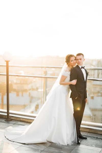 Romantický svatební okamžik, pár novomanželů, usmívající se portrét, objímání nevěsty a ženicha — Stock fotografie