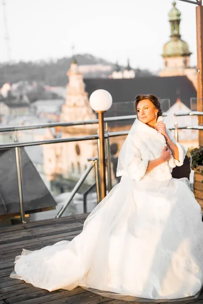 Schoonheidsportret van bruid dragen mode trouwjurk met veren met luxe genot make-up en kapsel — Stockfoto