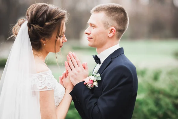 Bröllopspar håller hand, brudgum och brud tillsammans på bröllopsdagen — Stockfoto