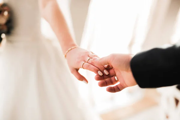 Hochzeitspaar hält Händchen, Bräutigam und Braut am Hochzeitstag zusammen — Stockfoto