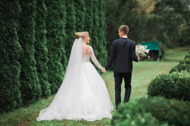 Botanik parkında yürüyen mutlu bir çift.