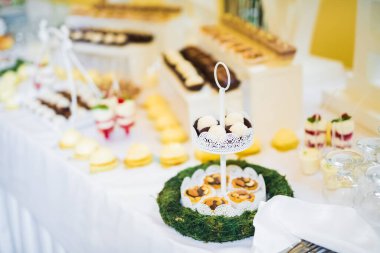 Düğün şekeri büfesinde lezzetli tatlılar, tatlılar, kekler.