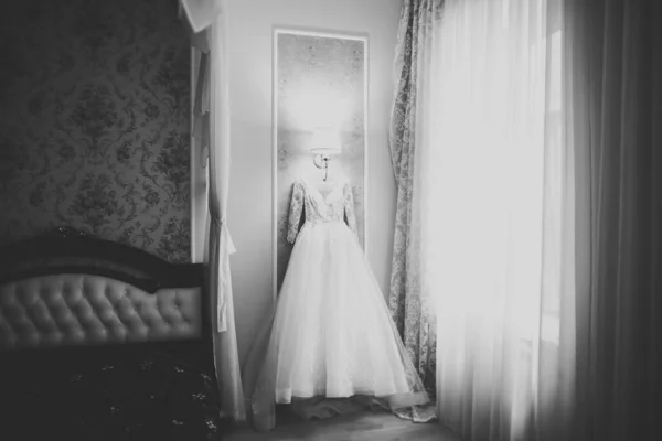 El vestido de novia perfecto en la habitación de la novia — Foto de Stock