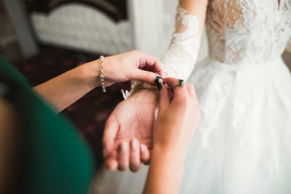 Hände von Brautjungfern am Brautkleid. Glückliche Ehe und Braut am Hochzeitstag — Stockfoto