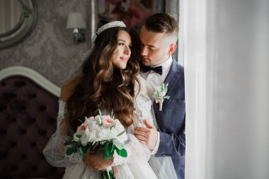 Romantik düğün anı, yeni evli çiftin gülümseyen portresi, gelin ve damadın kucaklaşması