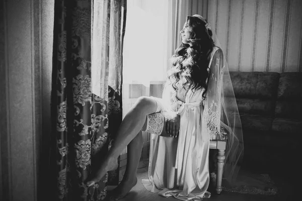 Sposa di lusso in abito bianco in posa durante la preparazione per la cerimonia di nozze — Foto Stock