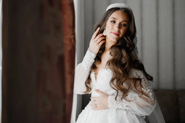 Bella sposa indossa abito da sposa di moda con piume con lusso delizia make-up e acconciatura, servizio fotografico indoor studio — Foto Stock