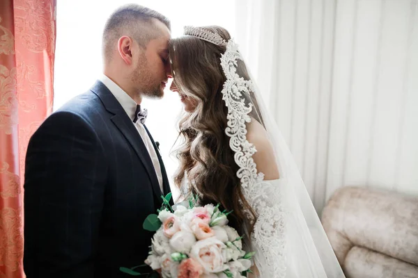 Momento de boda romántico, pareja de recién casados sonriendo retrato, novia y novio abrazándose —  Fotos de Stock