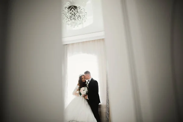 Casamento romântico momento, casal de recém-casados sorrindo retrato, noiva e noivo abraçando — Fotografia de Stock