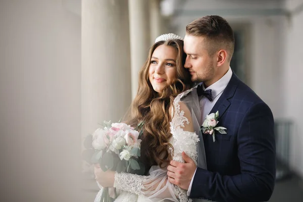 Романтичний весільний момент, пара молодятах усміхнений портрет, наречена і наречена обіймаються — стокове фото