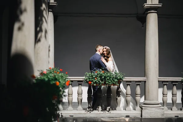 Romantisch huwelijksmoment, paar pasgetrouwden glimlachend portret, bruid en bruidegom knuffelen — Stockfoto