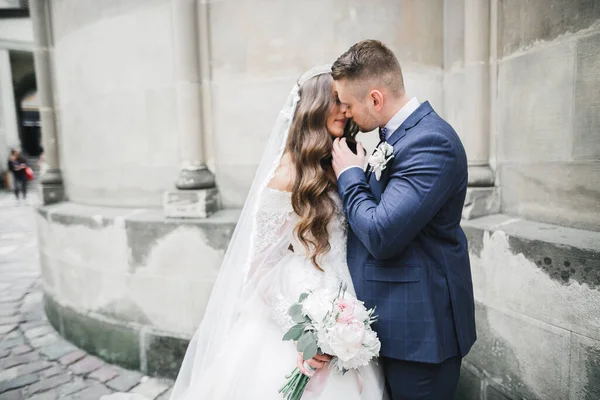 Moment de mariage romantique, couple de jeunes mariés souriant portrait, mariée et marié câlin — Photo