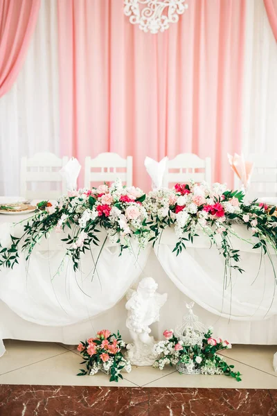 Interior of a restaurant prepared for wedding ceremony — Stock Photo, Image