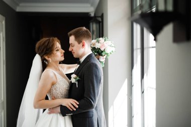 Göz kamaştırıcı mutlu çift birbirine yakın duruyor ve gözlerinin içine bakıyor.