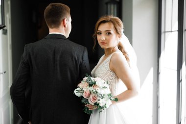 Romantik düğün anı, yeni evli çiftin gülümseyen portresi, gelin ve damadın kucaklaşması
