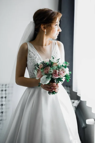 Novia celebración grande y hermoso ramo de bodas con flores — Foto de Stock