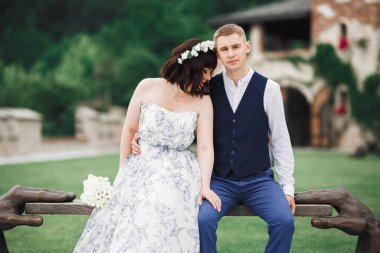 Mutlu düğün çift büyüleyici damat ve mükemmel gelin parkta poz