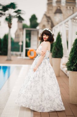 Zarif beyaz elbiseler içinde güzel bir gelin