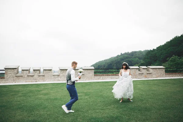 Momento de casamento romântico, noiva correndo do noivo em um parque — Fotografia de Stock