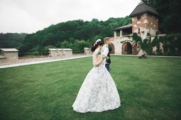 植物公園を歩く幸せな結婚式のカップル — ストック写真