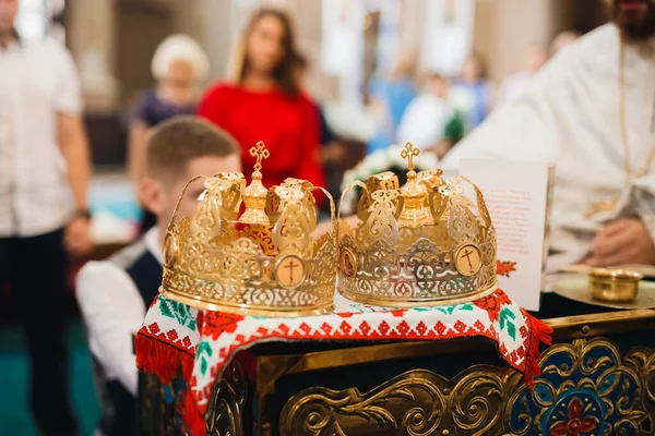 Coronas doradas tumbadas sobre la mesa en la iglesia — Foto de Stock