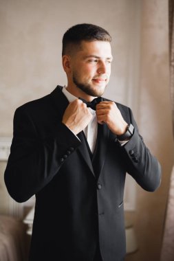 Damat sabah hazırlığı. Yakışıklı adam giyiniyor ve düğüne hazırlanıyor.