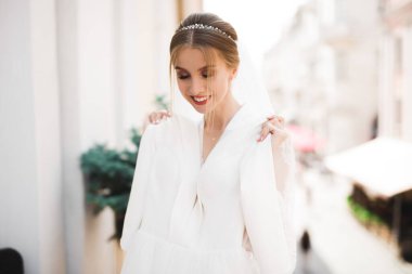 Cüppeli muhteşem gelin düğün töreni için poz veriyor ve hazırlanıyor.