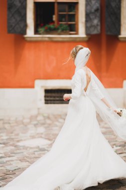 Gelinlik giymiş güzel moda gelin pozu