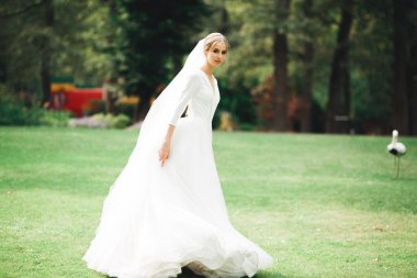 Gelinlik giymiş güzel moda gelin pozu