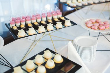 Lezzetli düğün resepsiyonu, tatlı masası.