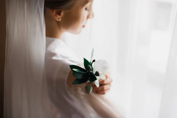 美丽的新娘的画像，长发，花束茂密 — 图库照片