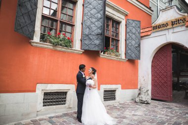 Avrupa 'da yürüyen güzel bir çift