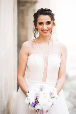 Zarif beyaz elbiseler içinde güzel bir gelin