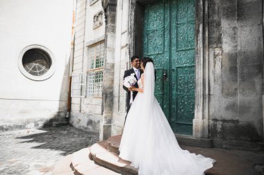 Lüks evli çift, gelin ve damat eski şehirde poz veriyor.