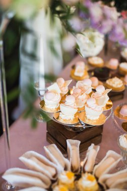 Lezzetli düğün resepsiyonu, tatlı masası.