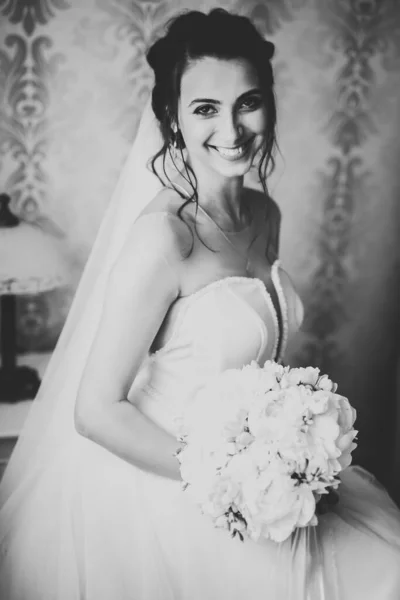 Linda noiva em roupão posando e se preparando para o rosto cerimônia de casamento em uma sala — Fotografia de Stock