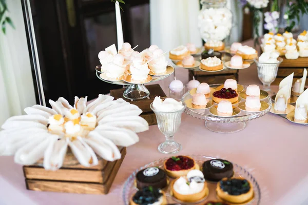 Lahodné sladkosti na svatebním bufetu s dezerty, dortíky — Stock fotografie